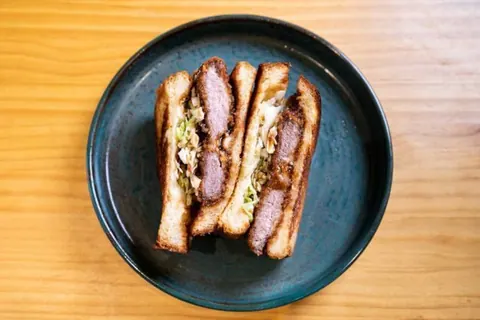 Katsu Sando de solomillo de cerdo frito con salsa tonkatsu y repollo - Saúl Sanz - TerZio