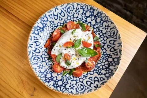 Burrata, tomate triturado, cherry y albahaca - Saúl Sanz - TerZio