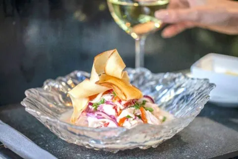 Ceviche de corvina y carabinero en jugo de lima - Pez Fuego