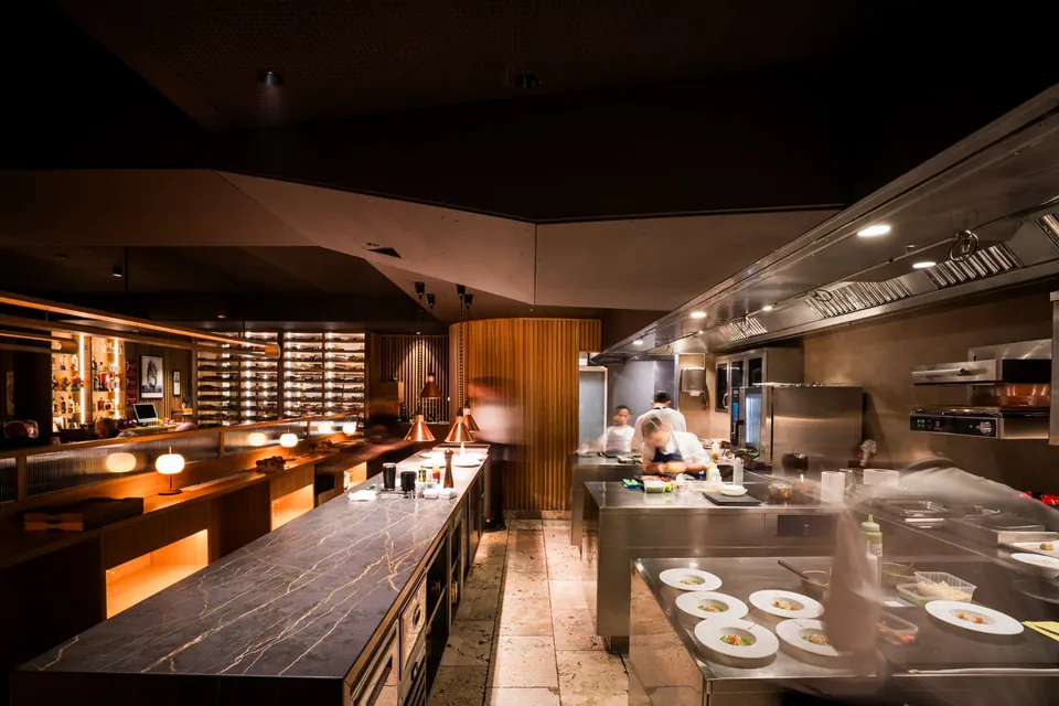 Cocina abierta y barra del restaurante 887 en Villa Favorita