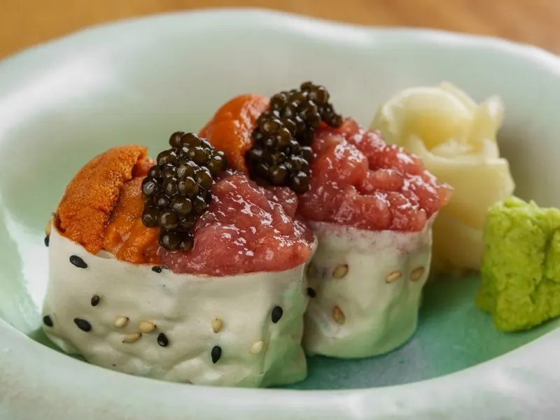 Gunkan con erizo, tartar y caviar servido con jengibre y wasabi