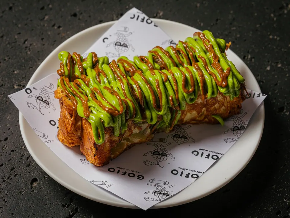 Bikini de Gofio con salsa verde y salsa oscura sobre hojaldre