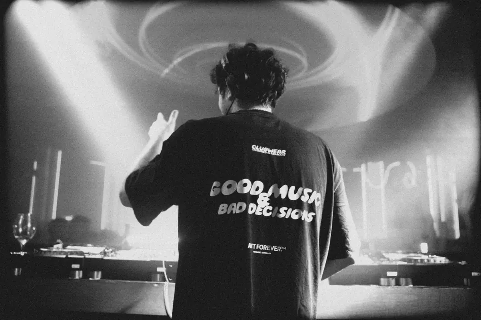 DJ en cabina durante una sesión nocturna en Bonbonniere Marbella