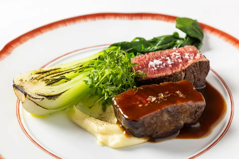 Solomillo de vaca madurada con pak choi a la brasa y salsa