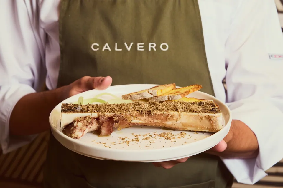 Tuétano abierto con trufa y pan de maíz servido en Calvero