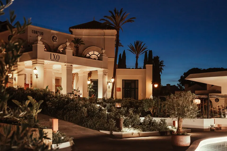 Fachada iluminada de Cortijo Santa María 1962 en SO/ Sotogrande al anochecer