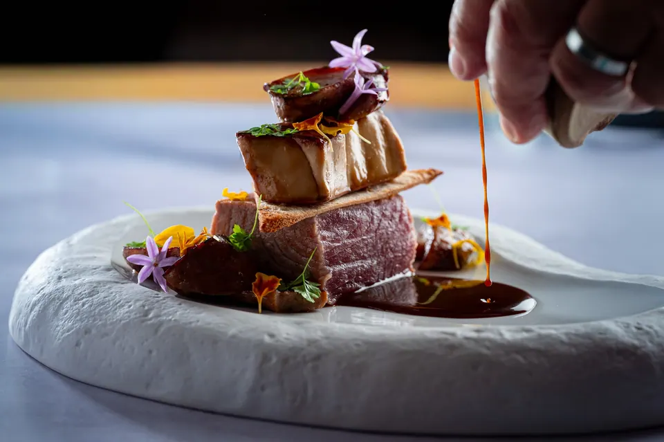 Plato de atún y foie con salsa servido en Cortijo Santa María 1962