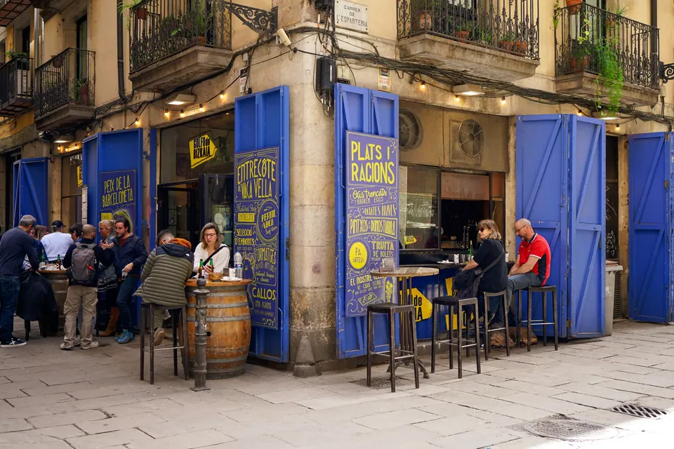 Fachada de Golfo de Bizkaia con terraza y puertas azules en el Born