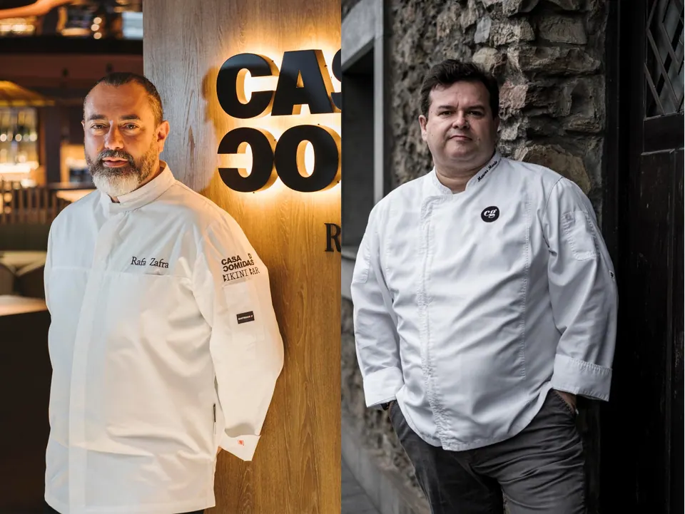 Rafa Zafra y Marcos Morán posan con chaquetilla de chef
