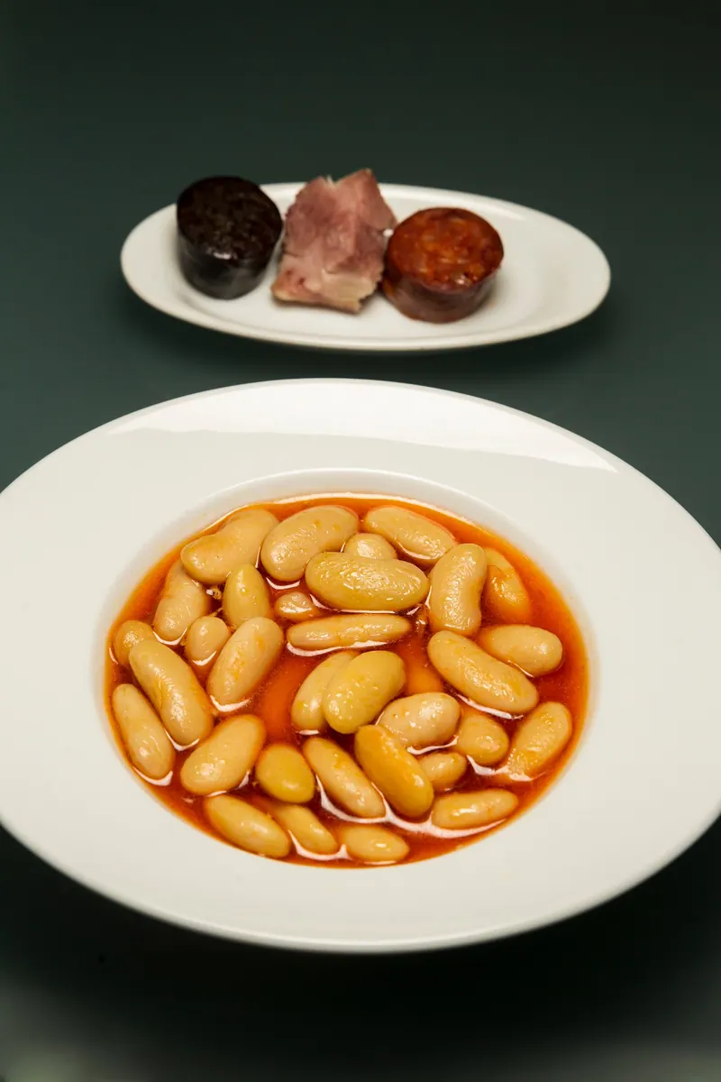 Plato de fabada con compango servido en dos vuelcos