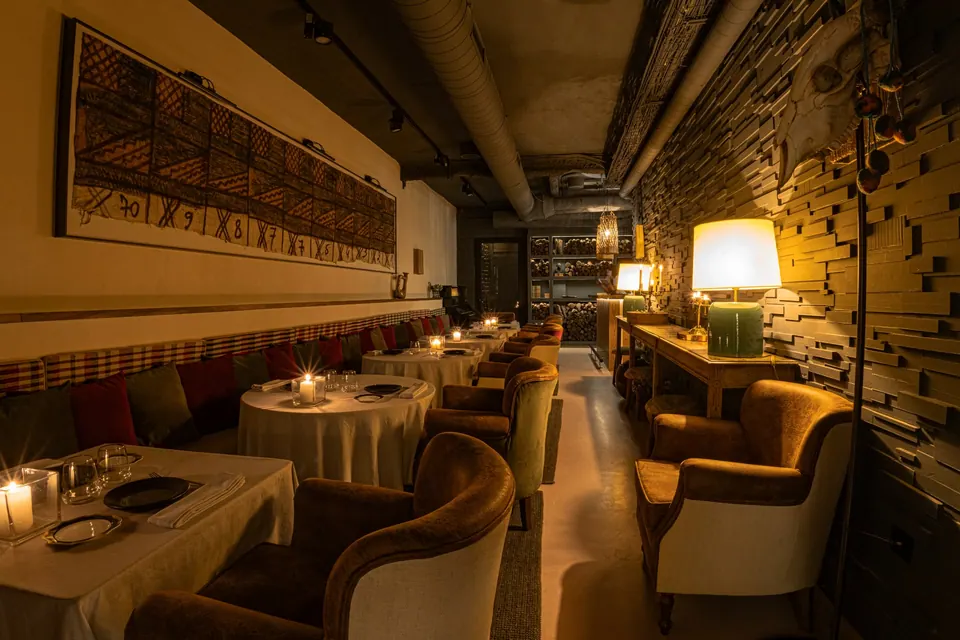 Sala de Gurisa Madrid con mesas vestidas y luz cálida