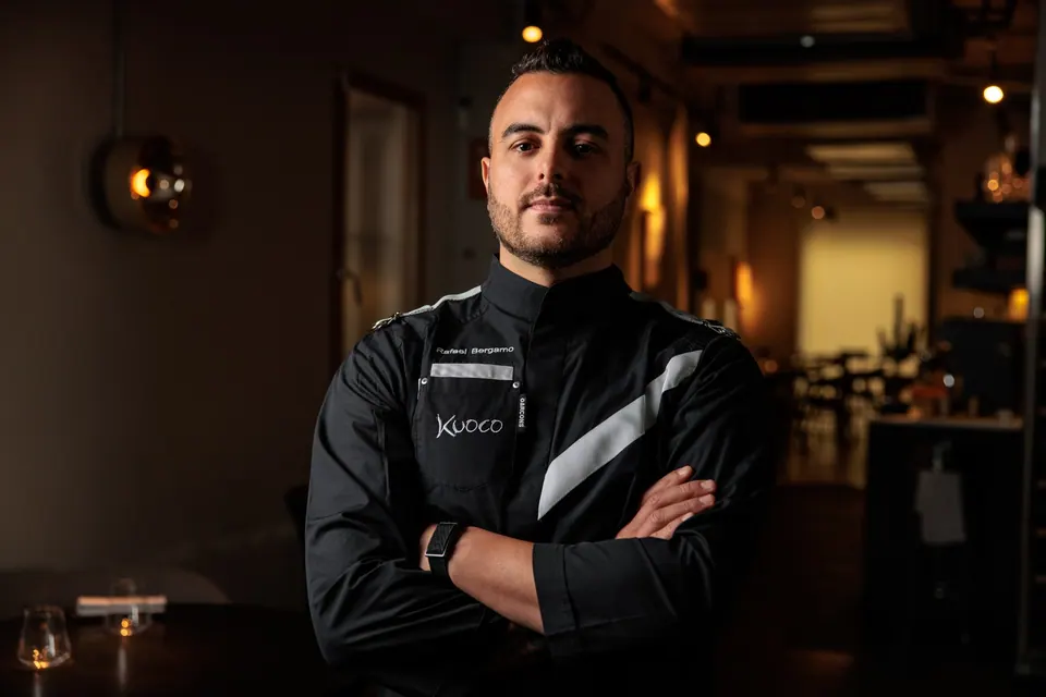 Rafa Bergamo posa con chaquetilla negra en el comedor de Kuoco
