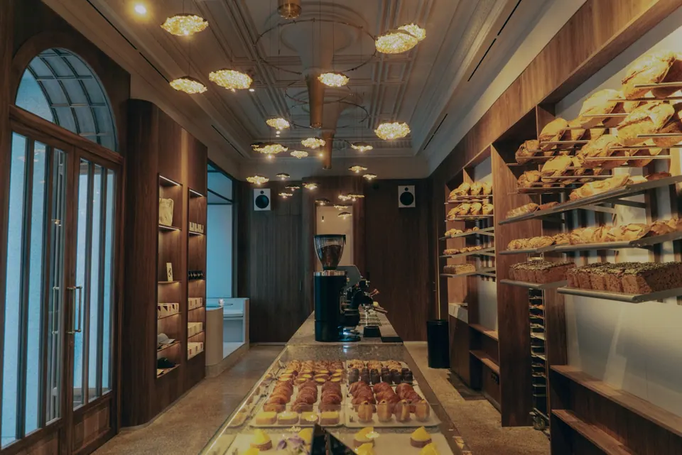 Interior de La Cabra Madrid con mostrador central y estanterías de pan