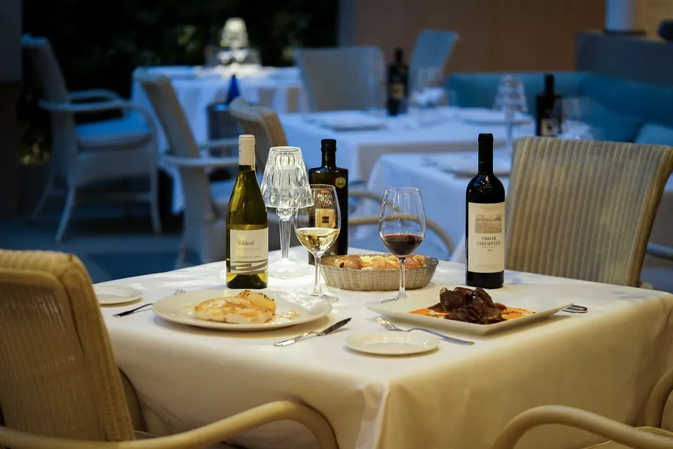 Mesa vestida de L'Albufera con vinos, pan y platos servidos