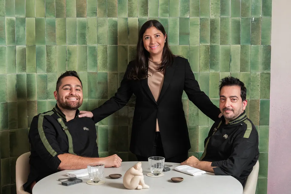 Diego Mondragón, Mariella Rodríguez y German Espinosa en el restaurante MAE
