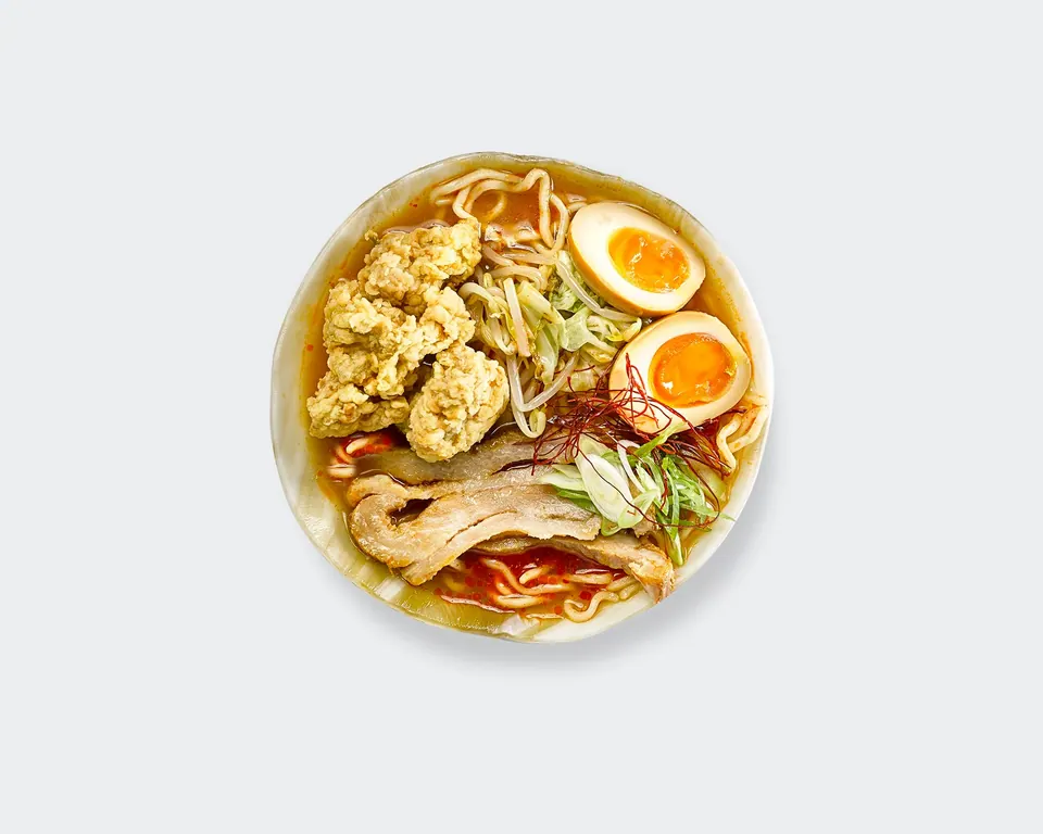Bol de kara miso ramen con huevo marinado, pollo frito y cerdo
