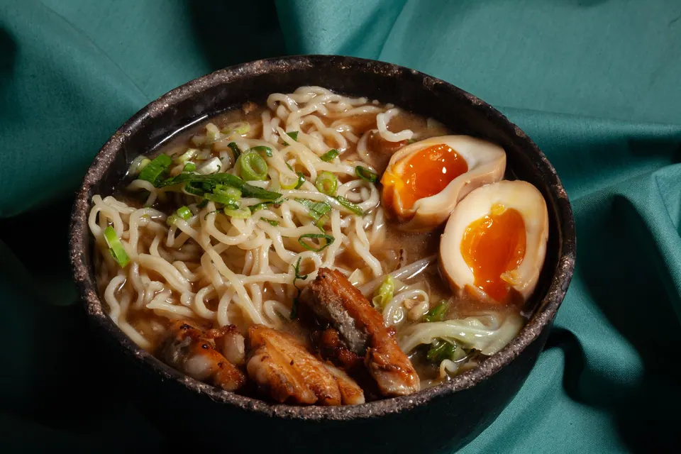 Miso ramen con huevo marinado, fideos, cebolleta y trozos de cerdo