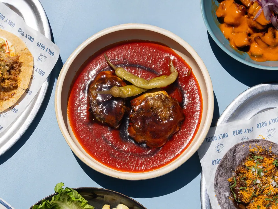 Platos de Only Gozo con guiso, tacos y cocina callejera