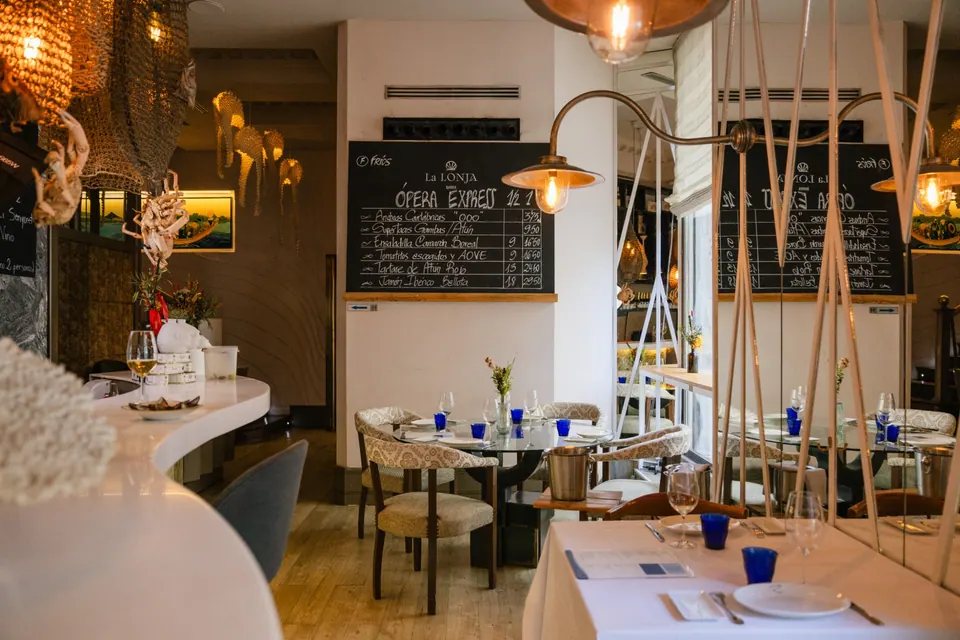 Comedor y barra de La Lonja del Mar con pizarra de Ópera Express