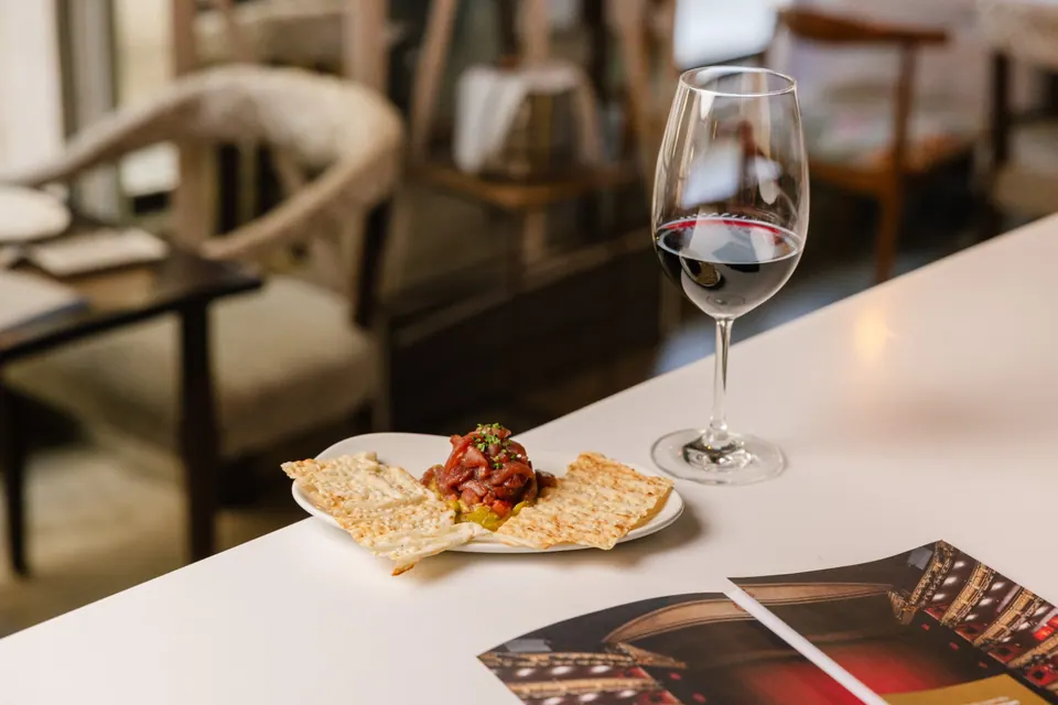 Copa de vino tinto y steak tartar