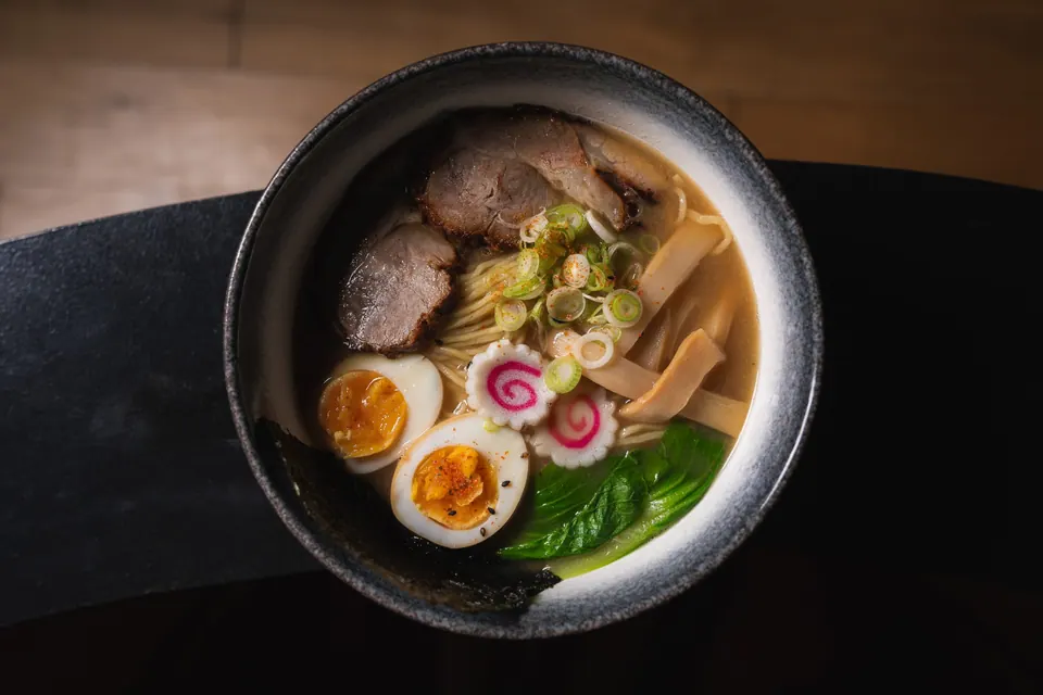 Bol de ramen con chasu, huevo, bambú y verduras en Os-kuro