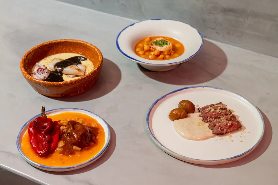 Varios platos del menú degustación de Rapaz sobre la barra