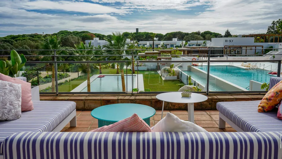Terraza de SO/ Sotogrande con piscina y zonas de descanso