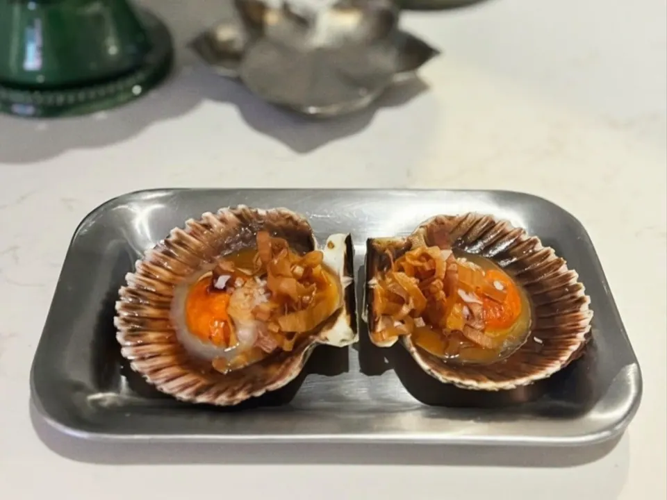 Vieiras con caramelo de miso y puerro servidas sobre concha
