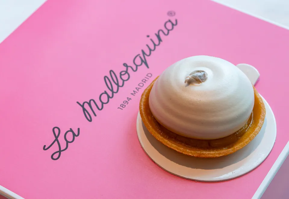 Tarta de limón con merengue sobre caja rosa de La Mallorquina