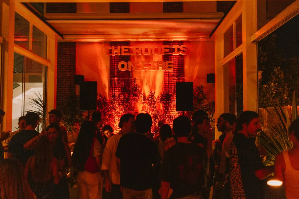 Asistentes en el rooftop de The Social Hub Madrid iluminado en rojo
