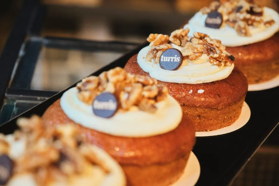 Bollería individual de Turris con crema blanca y nueces por encima